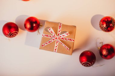 Hediye kutu kırmızı kurdele ile yeni yıl veya Noel