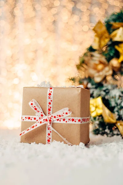 Nieuwjaar Christmas Gift Box Met Rood Lint Stockfoto