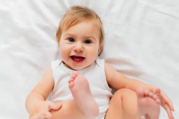 Lindo Feliz Meses Edad Bebé Niña Pañal Mintiendo Jugando — Foto de Stock