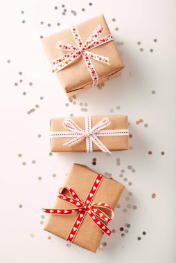 Noel hediye kutuları, çam dalları, altın top beyaz arka planda, kopya alanı ile kompozisyon. Noel şenlikli kavramı