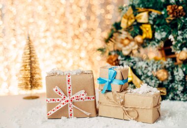 Noel hediye kutuları, çam dalları, altın top beyaz arka planda, kopya alanı ile kompozisyon. Noel şenlikli kavramı