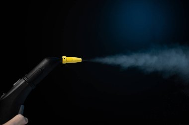 buhar temizleme siyah ve neon ışık konsepti.