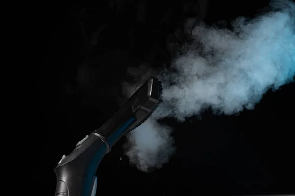 Dampfreinigung Mit Pinsel Und Dampf Auf Schwarzem Hintergrund — Stockfoto