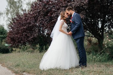 Düğün günlerinde genç gelin ve damat mutlu olsun. Düğün çifti yeni bir aile gelinliğidir.