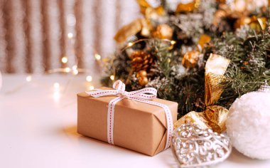 Ağacın altında masanın üstünde hediyeler var. Noel ve Yeni Yıl kavramı