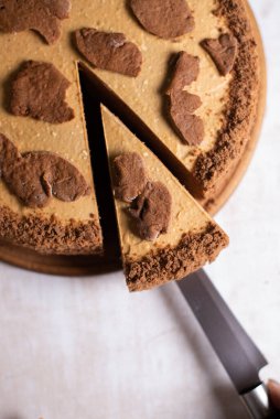 Gri arka planda kesik ve bıçaklı pasta, yakın plan..