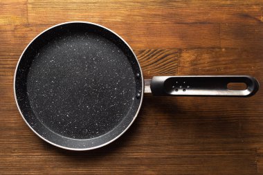 Ahşap arka planda krep için boş tava.