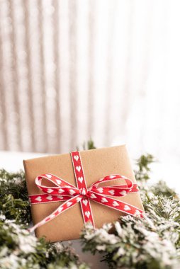 Yeni yılda kırmızı kurdeleli kağıt hediye kutusu.