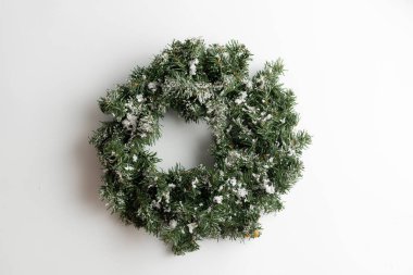 Beyaz arkaplanda basit bir Noel çelengi.