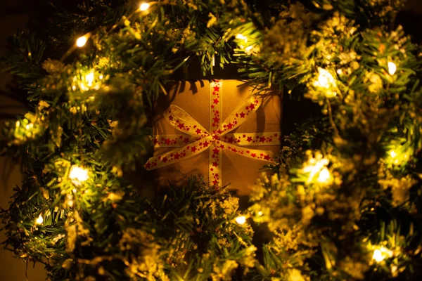 Ajándék Karácsonyi Koszorúban Koszorúval — Stock Fotó