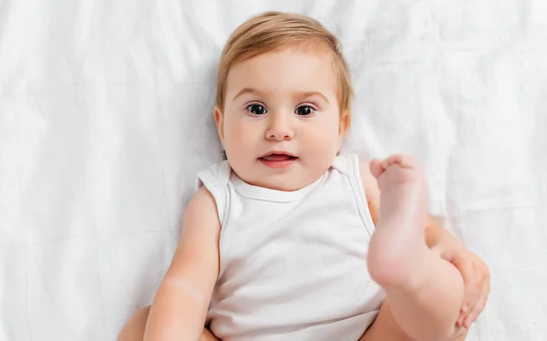 Hermoso Bebé Lindo Sonriente Primer Plano Retrato Bebé Mintiendo Feliz — Foto de Stock