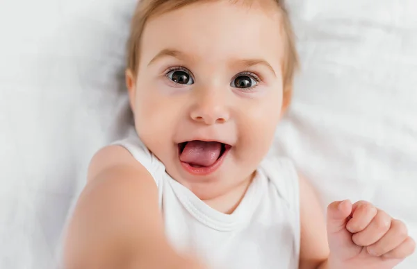 Hermoso Bebé Lindo Sonriente Primer Plano Retrato Bebé Mintiendo Feliz — Foto de Stock