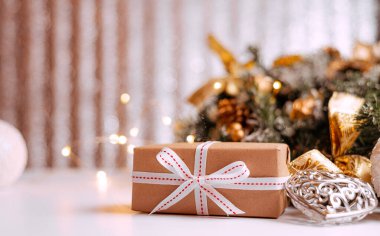 Dekoratif Noel ağaçları ve hediye kutuları bulanık ışıklara karşı ahşap masada..