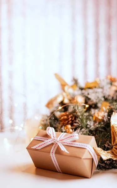 Árboles Navidad Decorativos Cajas Regalo Mesa Madera Contra Luces Borrosas — Foto de Stock