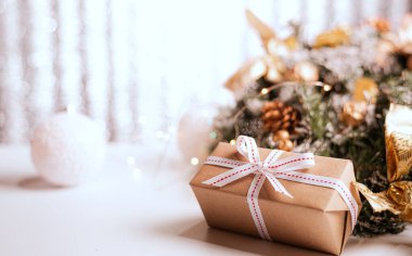 Kraft kağıt doğal dekorasyonu ile sarılı bir Noel hediyesi.