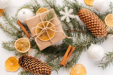 Doğal Noel süslemeli bir hediye kutusu.