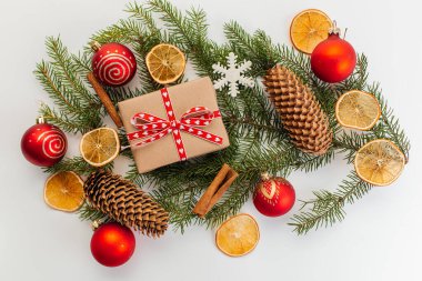 Parlak Noel kompozisyonu. Hediye paketleme seçeneği. İş ya da mesaj sunmak için Noel arkaplanı. Boşluğu kopyala