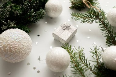 Parlak Noel kompozisyonu. Hediye paketleme seçeneği. İş ya da mesaj sunmak için Noel arkaplanı. Boşluğu kopyala