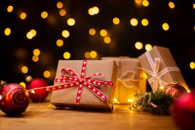 Parlak Noel kompozisyonu. Hediye paketleme seçeneği. İş ya da mesaj sunmak için Noel arkaplanı. Boşluğu kopyala