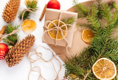 Doğal Noel süslemeli bir hediye kutusu. Yeni yıl hediyesi.