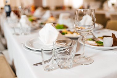 Restoranda ya da otelde şarap kadehli şık bir yemek masası..