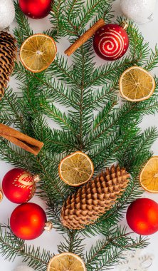 Noel arkaplanı. Turunçgil ve baharat ahşap masada. Üst görünüm, kopyalama alanı