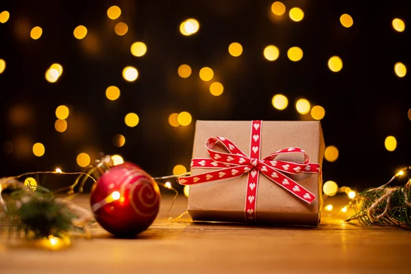 마분지 상자에는 크리스마스 트리의 나뭇가지와 크리스마스 장식이 로프로 — 스톡 사진