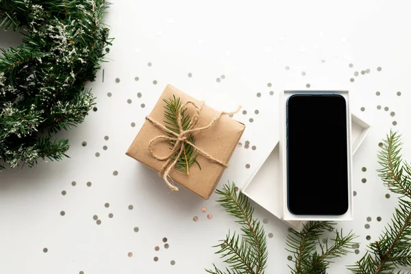Noel süslemeleri ile akıllı telefon. Noel şablonu sahte. Yukarıdan görüntülemek.