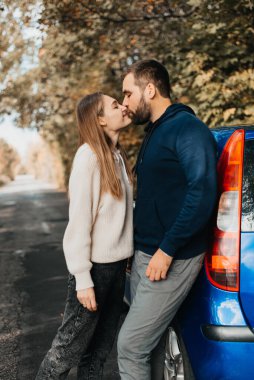 Çift arabada dinleniyor.