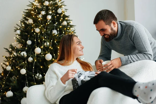 Genç bir adam ve genç bir kız birbirlerini seviyorlar. Küçük bir Noel ağacının yanında samimi kazaklarla sarılıp öpüşüyorlar..