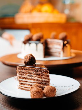 Masanın üzerinde lezzetli ev yapımı çikolatalı pasta var..