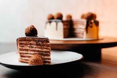 Masanın üzerinde lezzetli ev yapımı çikolatalı pasta var..