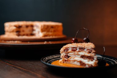 Tahtada pişmiş vişneli kek..