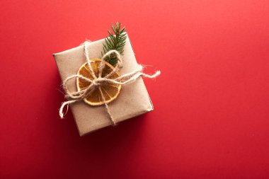 Noel kompozisyonu. Beyaz arka planda Noel süslerinden yapılmış bir çerçeve. Daire yukarıdan görünüyordu.