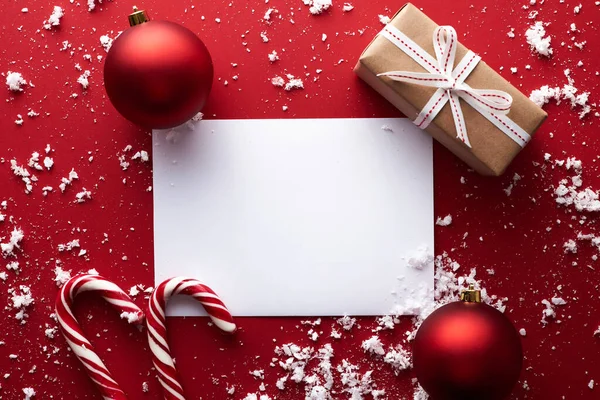 红底圣诞礼物和装饰品横幅 免版税图库照片