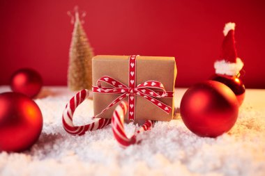 Noel süslemeli el işi kağıt hediye kutusu.