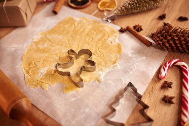Noel kurabiyeleri. Tatiller için zencefilli kurabiye yapıyorum. Zencefilli ekmek hamuru. Noel pastası arka planı. Zencefilli ekmek kesmek için biçilmiş kaftan. Mutlu Noeller ve mutlu tatiller