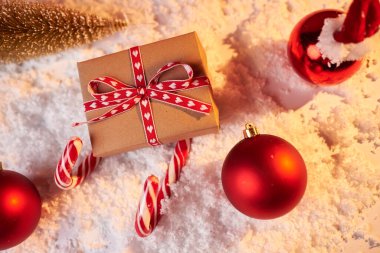 Noel konsepti, kırmızı hediye edilmiş Noel Baba kızağı ve kırmızı arka planda şeker kamışı, kış tatili için hediye, kopyalama alanı