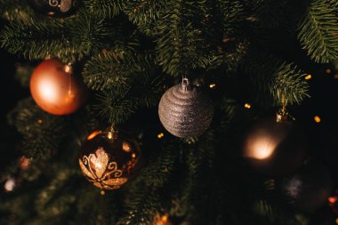 Noel ağacının toplarını kapat. Arka planda Bokeh çelenkleri. Yeni yıl kavramı