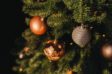 Noel ağacının toplarını kapat. Arka planda Bokeh çelenkleri. Yeni yıl kavramı