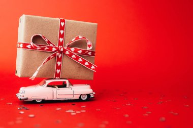 Kırmızı arka planda sevgililer gününde hediye paketi.