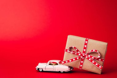 Kırmızı arka planda sevgililer gününde hediye paketi.