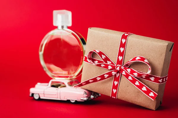 Kotak Hadiah Pengiriman Pada Hari Valentine Dengan Latar Belakang Merah Stok Foto