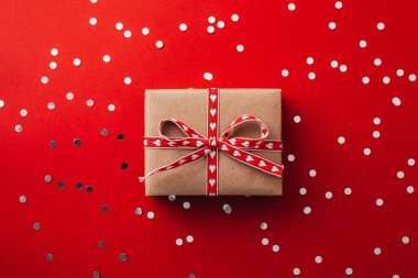 Kırmızı arka planda sevgililer gününde hediye kutusu