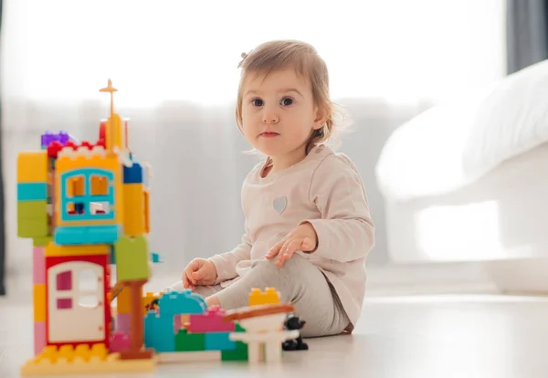 Adorável Criança Brincando Com Blocos Construção Multicoloridos Chão — Fotografia de Stock