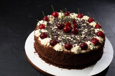 Pişirme kabında kiraz, kırmızı böğürtlen ezmesi. Gri arkaplan