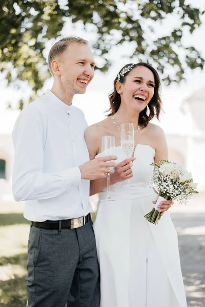 Щаслива Усміхнена Весільна Пара Ходить Келихами Шампанського Руці Наречений Наречений — стокове фото