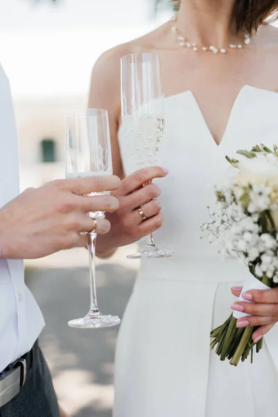 Glad Leende Bröllop Par Promenader Med Glas Champagne Handen Brud — Stockfoto