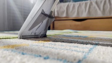 : Taze ve temiz dokunmuş halı, bahar temizliğinden sonra. Bahar temizliği sırasında halının yıkanması ve elektrikli ev aksesuarlarıyla temizlenmesi.