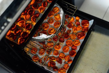 Mutfaktaki fırında güneşte kurutulmuş domates pişiriyorum..